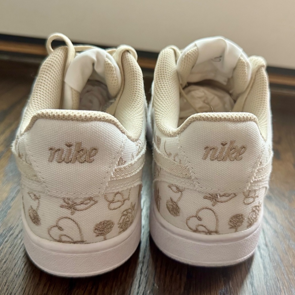 Embroidered Nike Court Vision Lows - Valentine's Day ed. - Picture 5 of 10